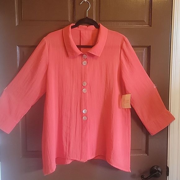Fridaze Tops - Fridaze- Linen Coral 3/4 sleeved shirt with collar. NWT. M.
